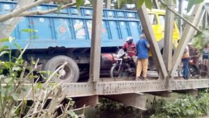 পিরোজপুরে সেতুর পাটাতন ভেঙে আটকে পড়েছে রডবোঝাই ট্রাক যান চলাচল বন্ধ