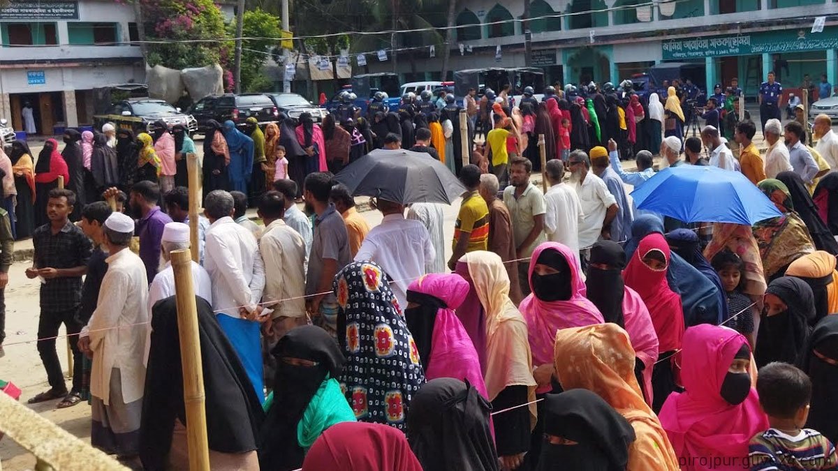 লম্বা লাইনে দাঁড়িয়ে প্রথমবার ইভিএমে ভোট দিচ্ছেন নাজিরপুরের নারী